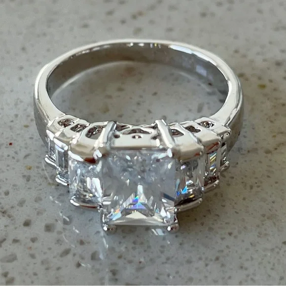 Dazzling Solid 925 Sterling Silver Women's Ring with Crystal Accents - Picture 3 of 4